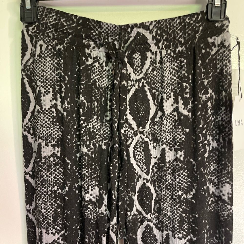 LNA Brushed Python Snake Animal Print Joggers Pants In Charcoal Python.Size S - Picture 11 of 15